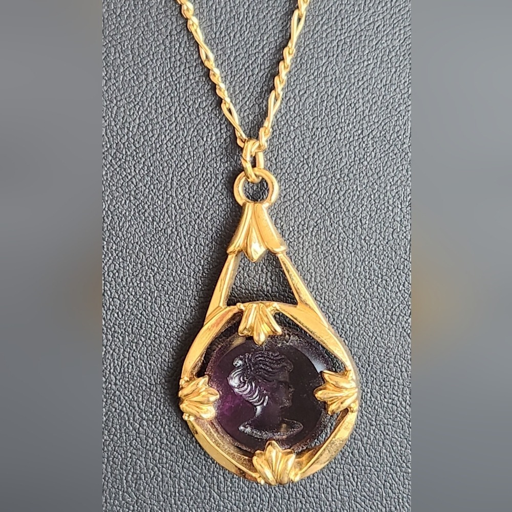 Vintage Gold Tone Cameo Pendant Necklace Purple Gemstone Figarope Chain - Picture 2 of 15